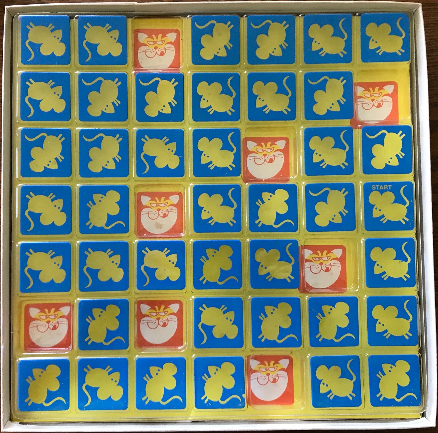 The board showing mostly mice spaces with some indented cat spaces